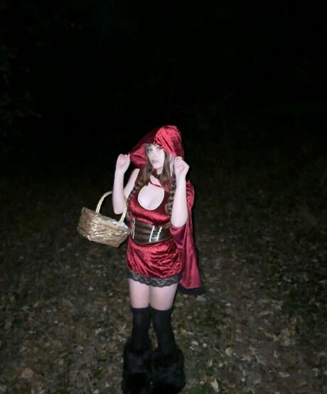 vvlils exclusive model image