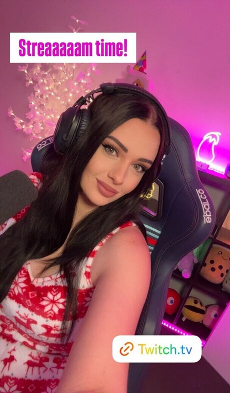 Eleanorsaur model sex photo