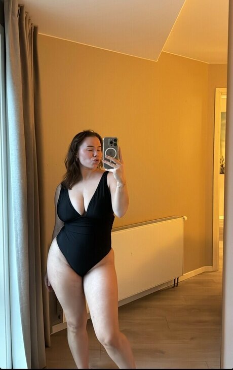 Jana Kristina Heiland hot actress img