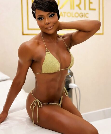 Adriana Bombom hot actress pic