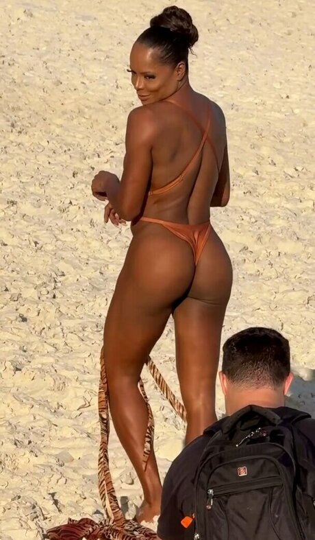 Adriana Bombom hd actress pics