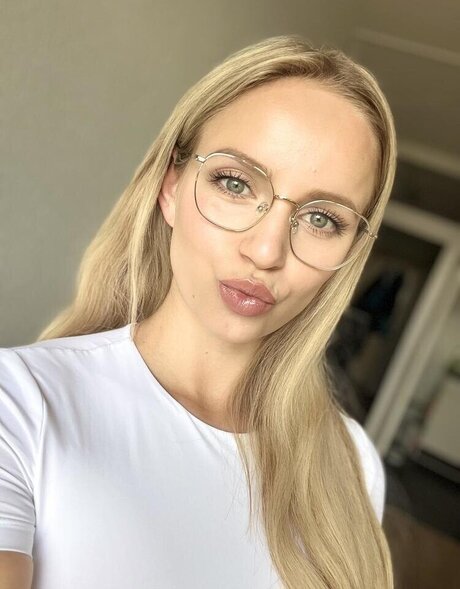 baebaezoe model naked photos