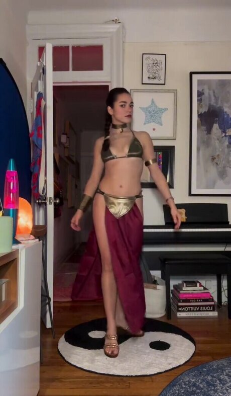 AllyAnnaMaria model naked pic