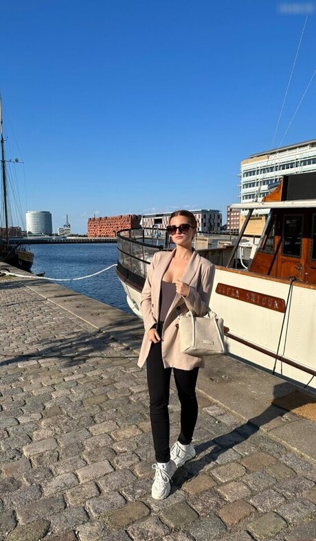 Julia Schulze hd actress img