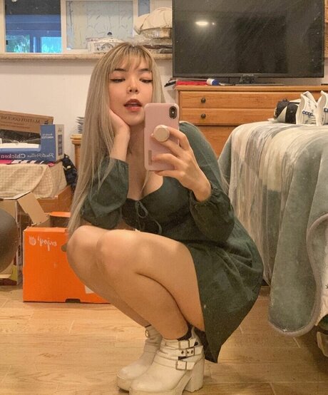 eggtardy model pretty photo