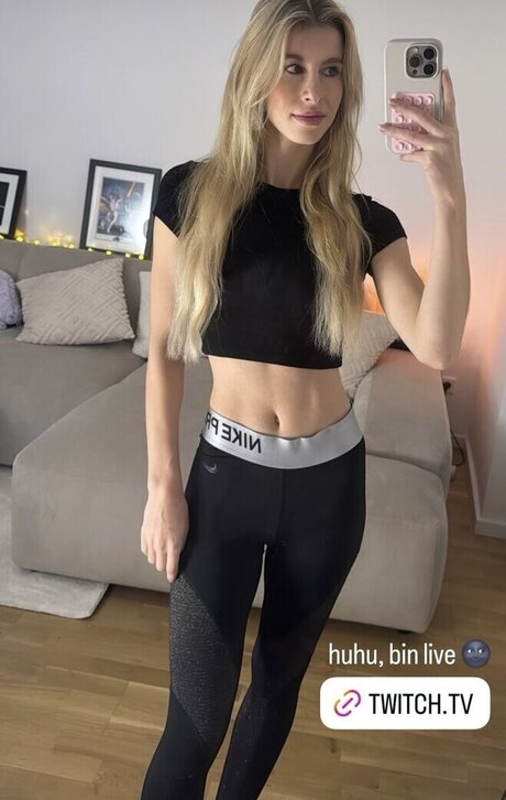 quitelola erotic model archive