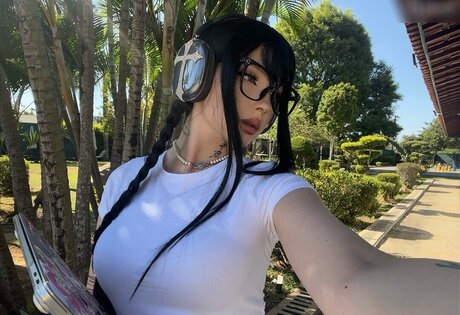 Laurinchhhe naked actress gallery