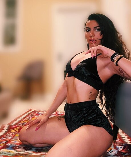 Hiva Cova nude star picture