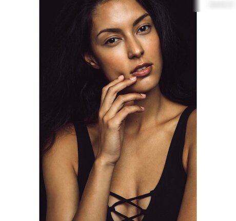 Rebecca Mir pretty star photo