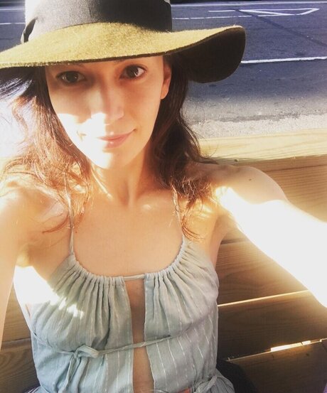 Britt Lower nude actress galleries