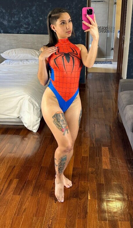 LupeHikari nude model img