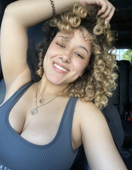 kloeelise star beautiful photo