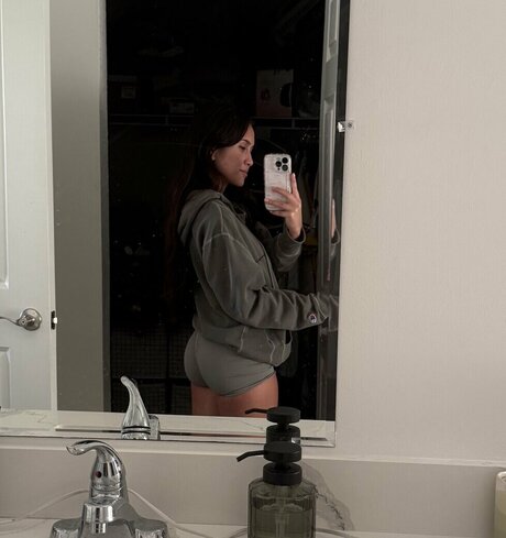 maneaterjade sexy star picture