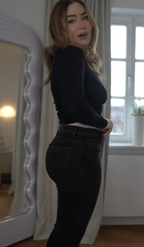 Sonny Loops nudes star pics