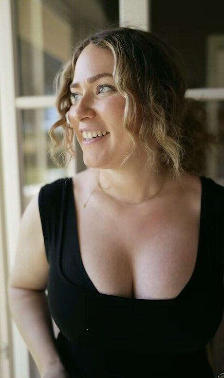 Sonny Loops nude star photo