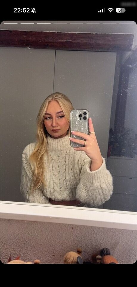 Lara Charlottee star art photos