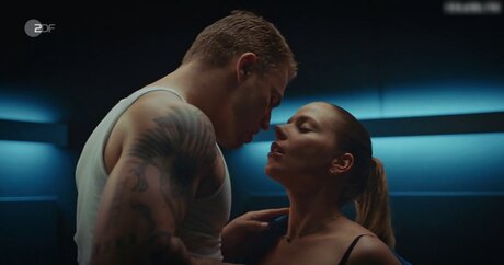 Cheyenne Pahde nude star images