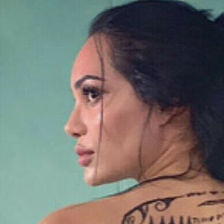 Andrea Valdiri actress pictures