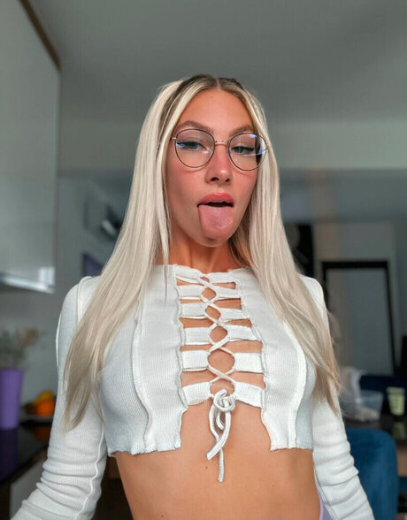 Louisa Becker model top pic