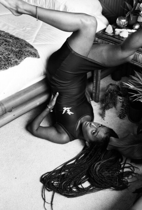 Honnete Bas erotic model image