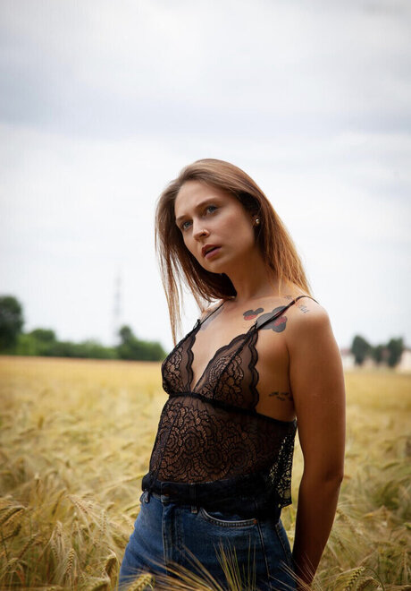 hi iam sara beautiful model image