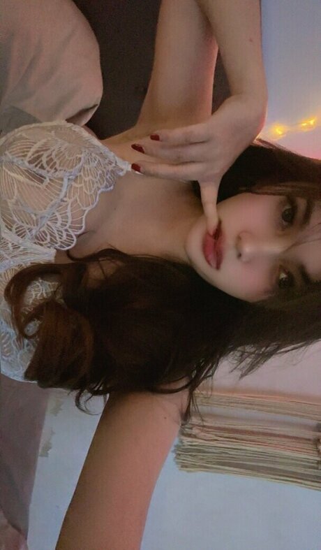 Olivea Hadid model pics