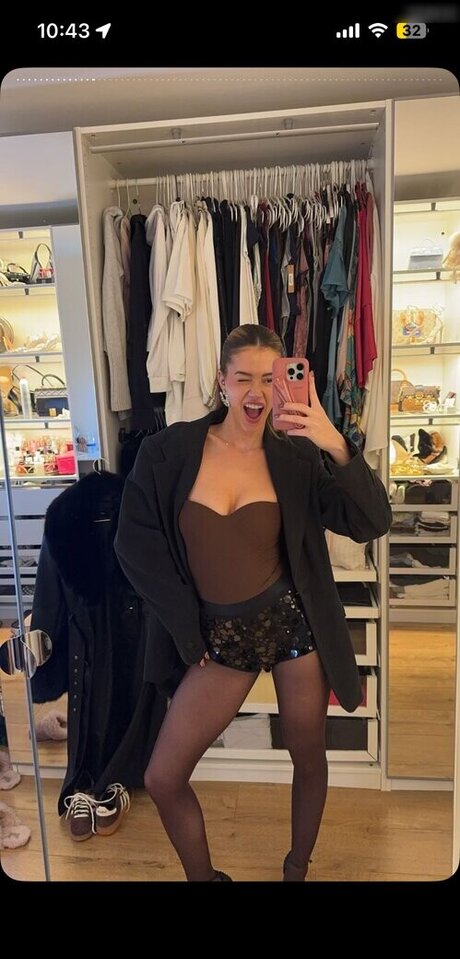 L a Elui erotic actress photo