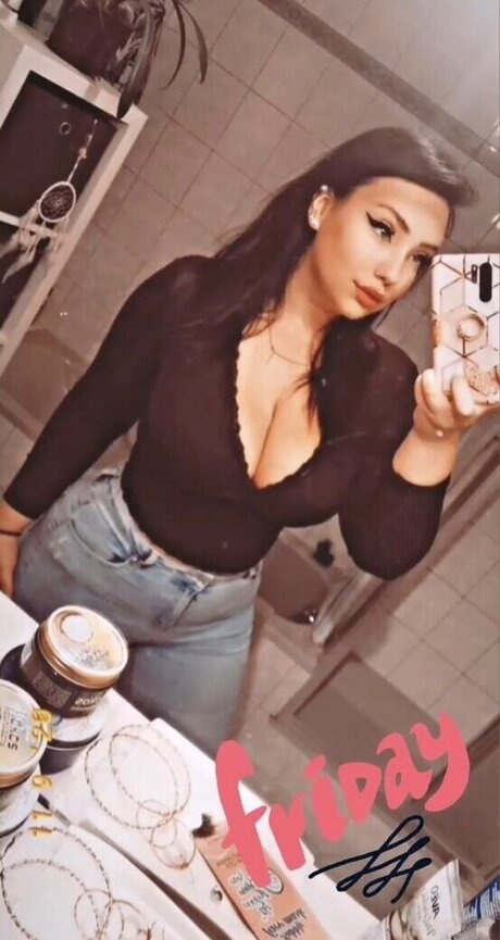 Lara Marie v__ xxx actress img