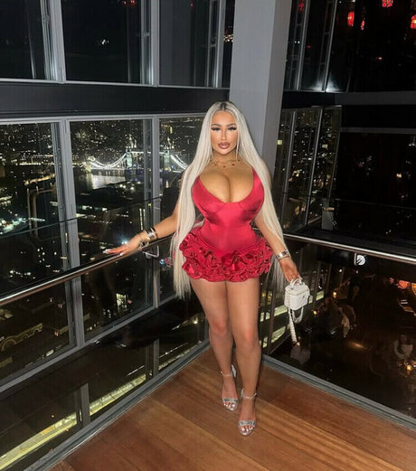 Corrinnadione model art pic