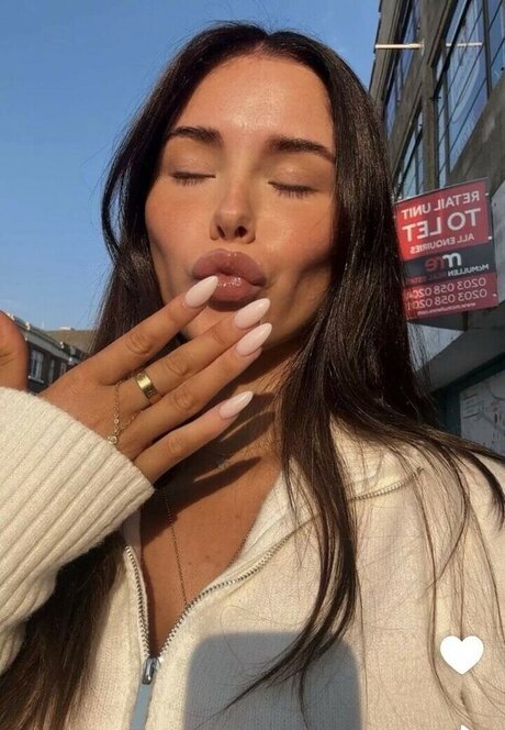 Clarissa Bea model pornographic pics