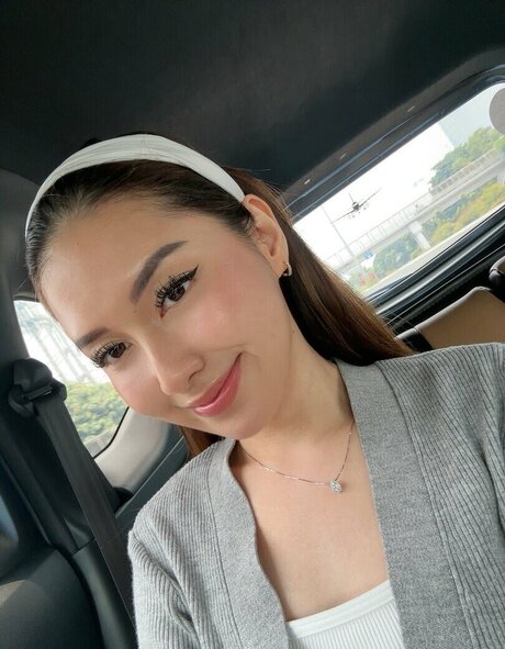 Swansage pretty model pic