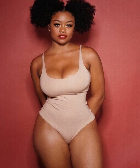 Taylor Banner beautiful actress picture