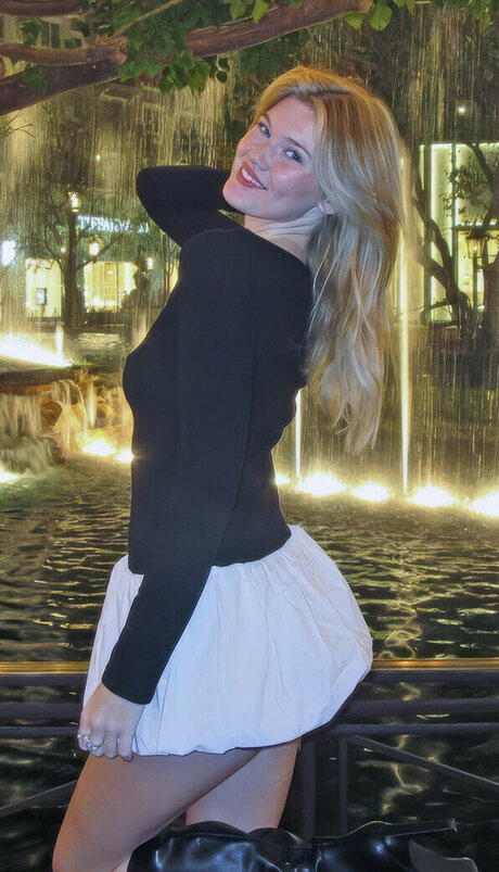 Sarah E Coomer naked star photos