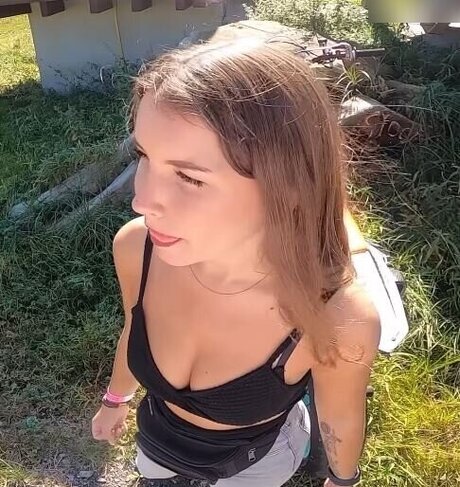 joysemmi naked model photo