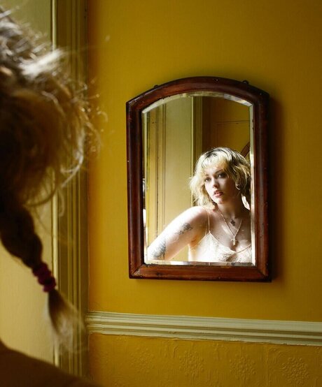 Violet Grohl naked star photos