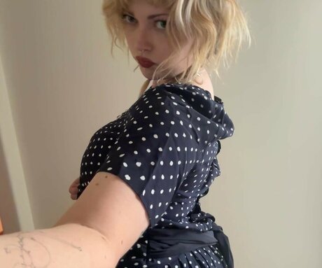 Violet Grohl hd actress image