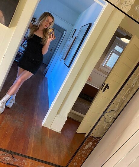 Roan Curtis nude model img