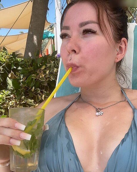 Die Meedtis naked pornstar image