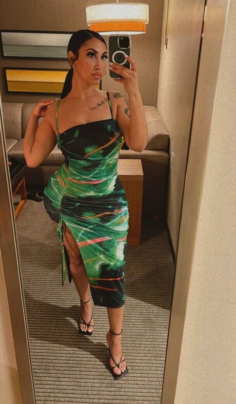 Queen Najia model images