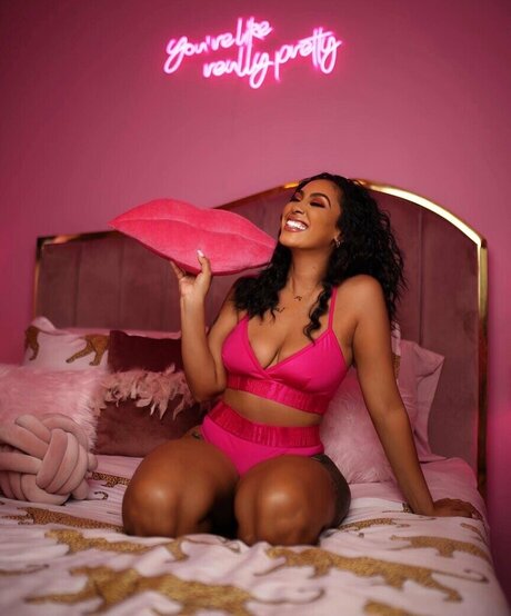 Queen Najia hd actress image