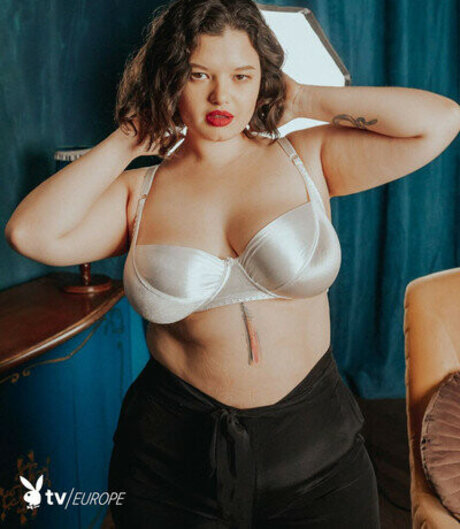 Sophia Voznyak model hot img