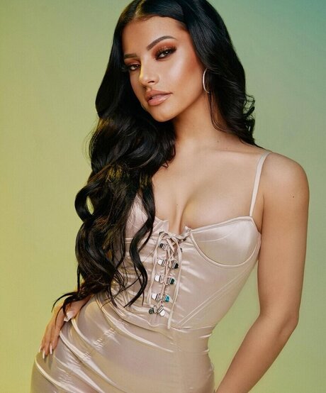 Ivana Santacruz art model picture