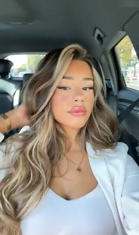 Almira Azemi model pretty pic