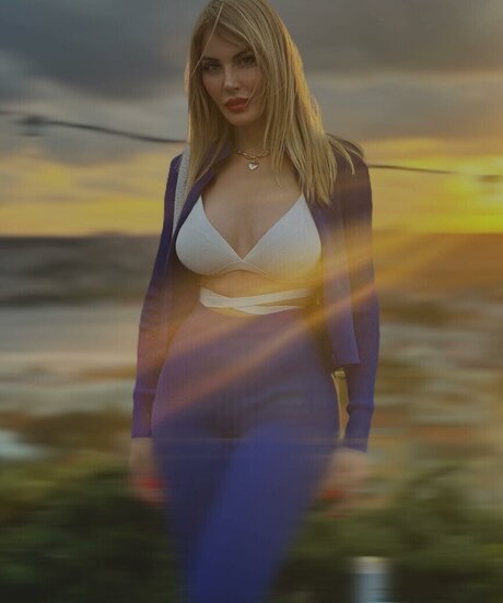 Hande Sar o lu model erotic pics