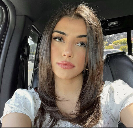 Gal Akbari model adult images