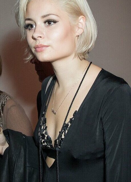 Nina Nesbitt pretty model pics