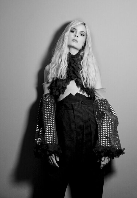 Nina Nesbitt model hot img