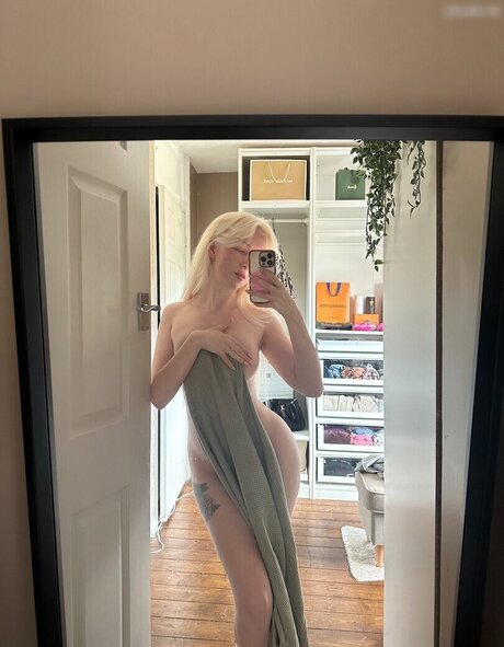 Charlotte 99 hot star image