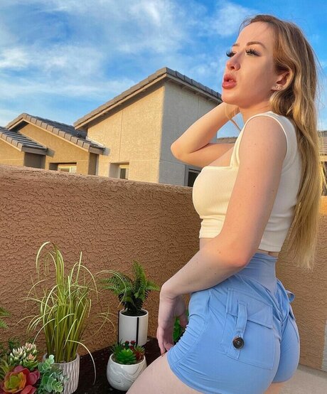 Alaina Taylor hot actress pics