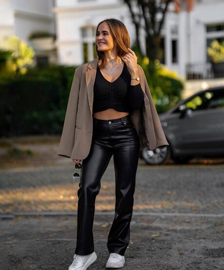 lara emilia pornographic model pics